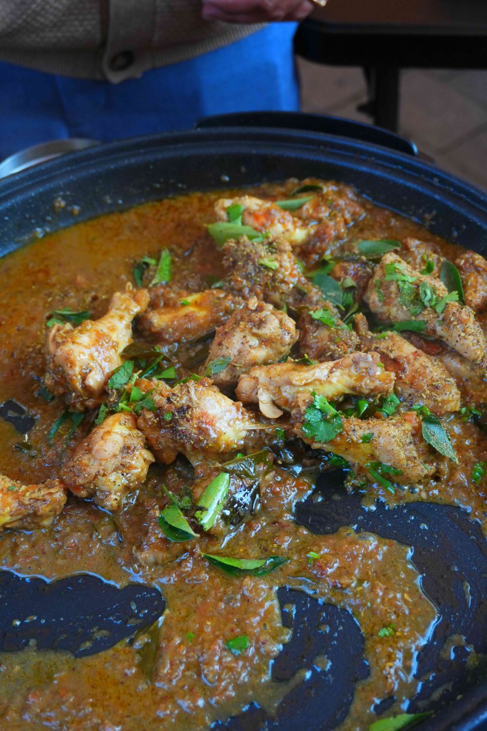 Pepper chicken wings with curry leaves and coriander